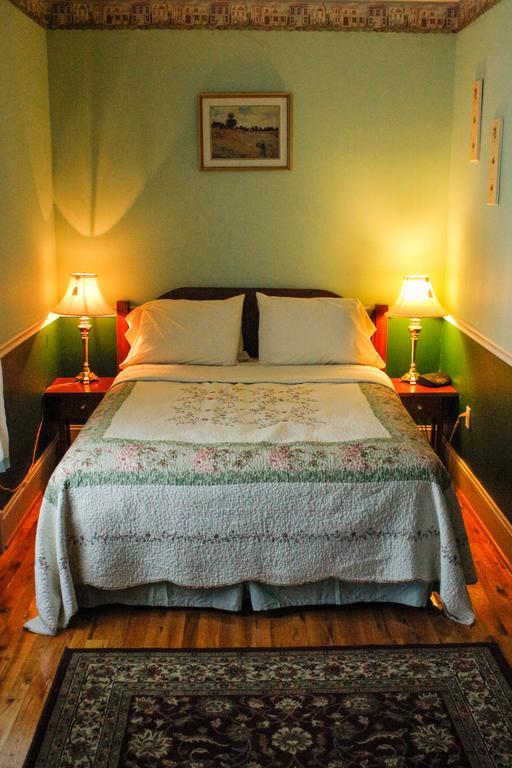 The Victorian-Candle Bed & Breakfast California Room photo